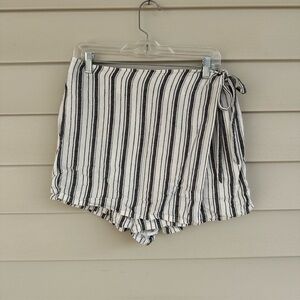 American Eagle Outfitters Black and White Striped Skorts